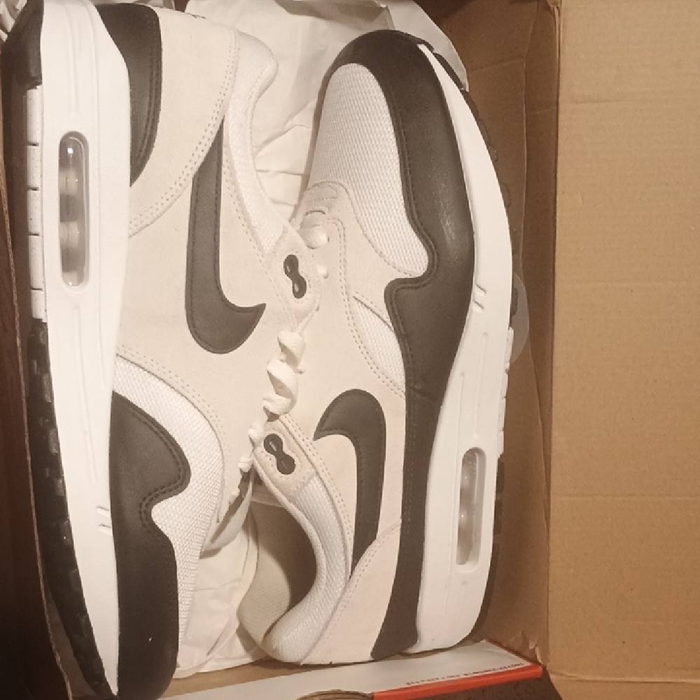 Nike Men's White and Black Sneakers